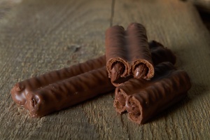 Фотография Вафельные трубочки с начинкой из фундука в молочном шоколаде.