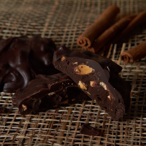 Камешки из горького шоколада с дроблёным миндалём.