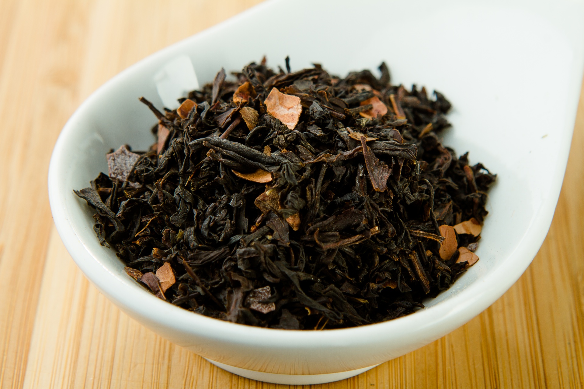 Чай черный шоколад. Крупнолистовой красный чай. Лучший черный чай ароматизированный шоколадом. Черный чай рассыпной крупнолистовой с какао бобами "шоколад". Шоколад сладкий чай