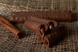 Фотография Вафельные трубочки с начинкой из фундука в молочном шоколаде.