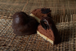 Фотография Вишня амарено с марципаном в тёмном шоколаде.