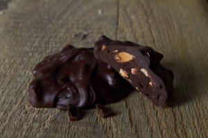 Фотография Камешки из горького шоколада с дроблёным миндалём.