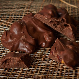 Камешки из молочного шоколада с лесным орехом.