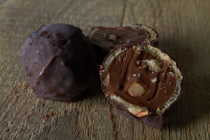 Фотография Шар из тёмного шоколада с орехом и вафлей.