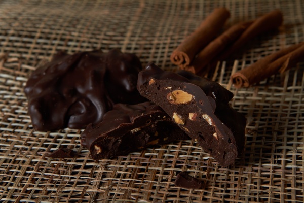 Фотография Камешки из горького шоколада с дроблёным миндалём.