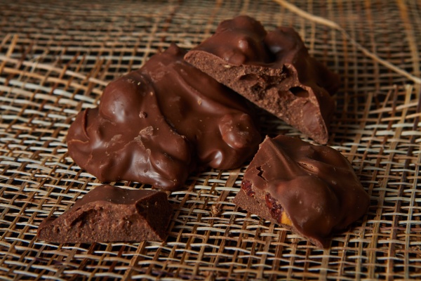 Фотография Камешки из молочного шоколада с лесным орехом.